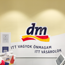 DM üzlet - faldekoráció - Háttérország Kft. - Reklámdekoráció