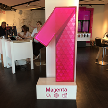 Magenta 1 világító doboz dekorálása és kihelyezése