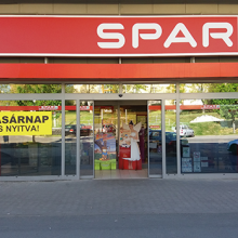 Spar üzletlánc vasárnapi nyitvatartás hirdetésének kihelyezése